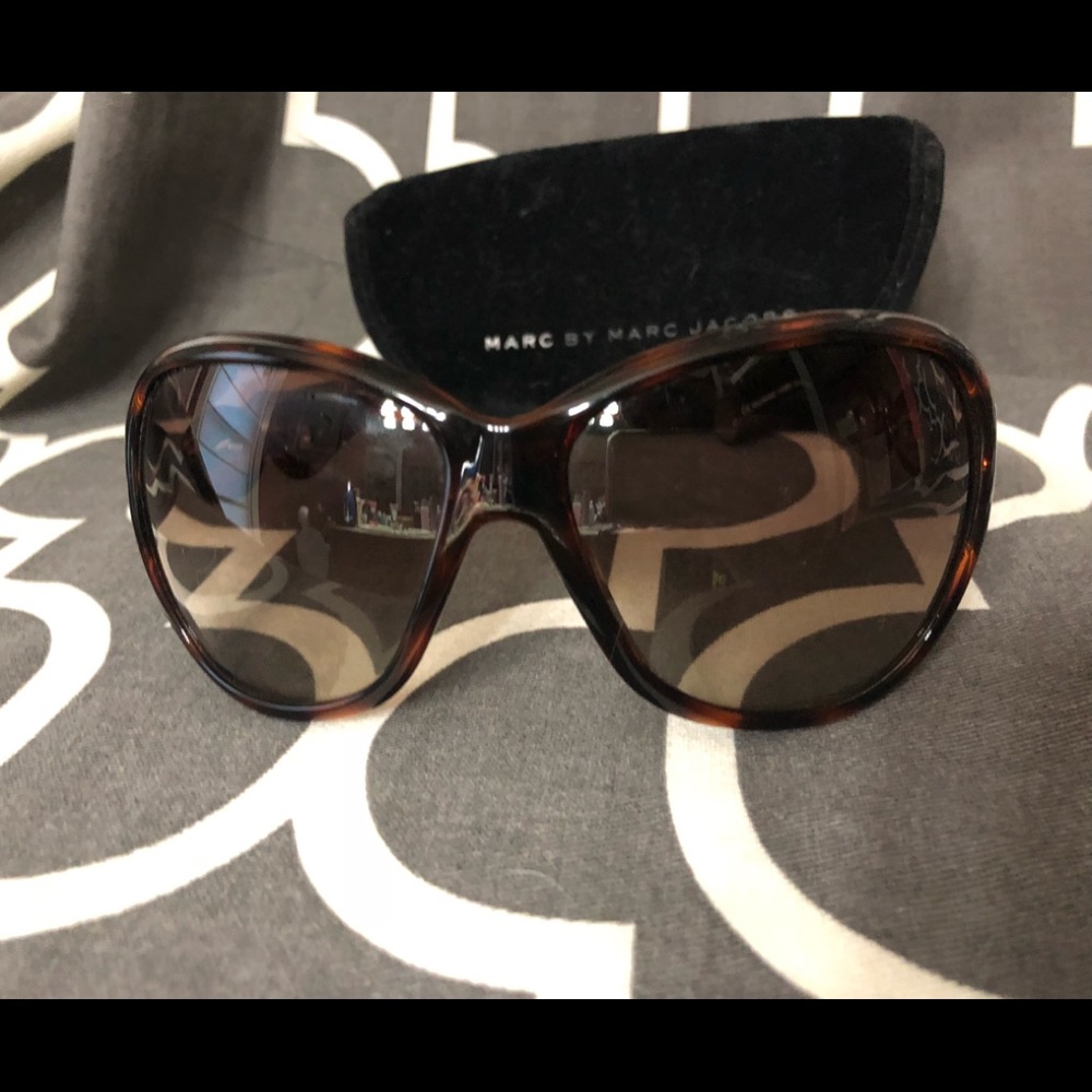 MARC JACOBS SUNGLASSES 😎 Tortoise oversized wCase